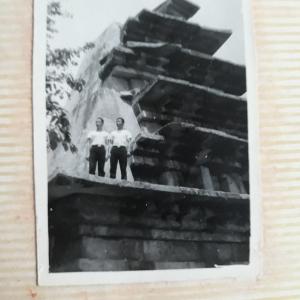 1961년 미륵사지 석탑 위에서